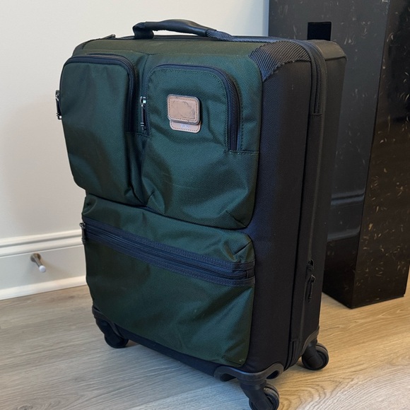 TUMI Briley International Expandable Carry On Luggage (22" X 14" X 9-11") - Picture 1 of 6